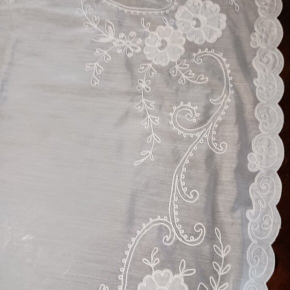 Large sheer white on white emboidered table cloth - Picture 4 of 4